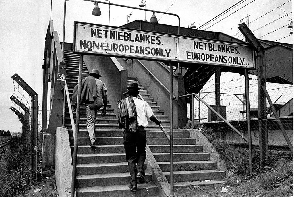 Photo d'Ernest Cole : manifestation de l'apartheid dans une gare